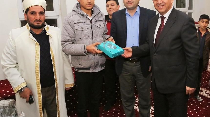 Camiye Giden &Ccedil;ocuklar &Ouml;d&uuml;llendirildi