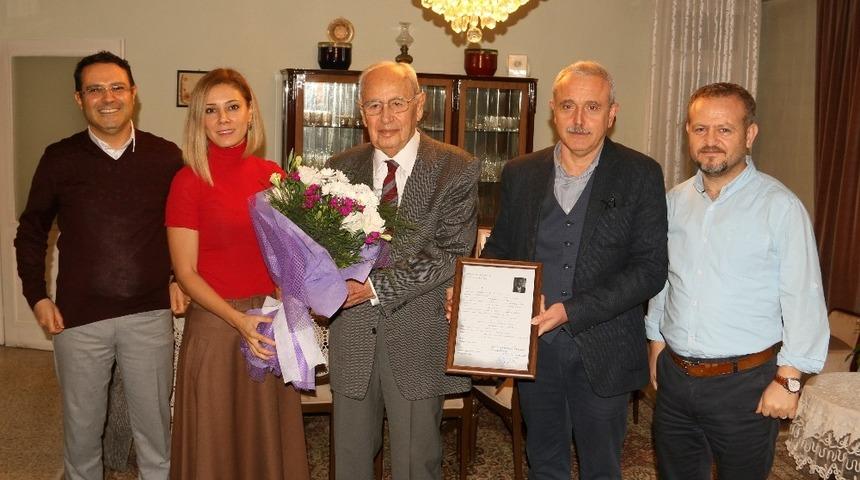 Hatay&rsquo;ın en yaşlı doktoruna meslektaşlarından anlamlı ziyaret