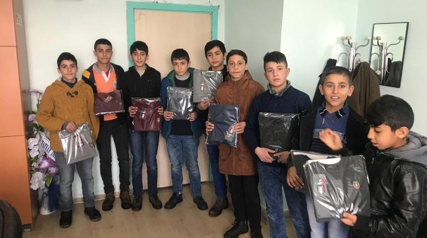 İhtiyaç sahibi öğrencilere kıyafet yardımı