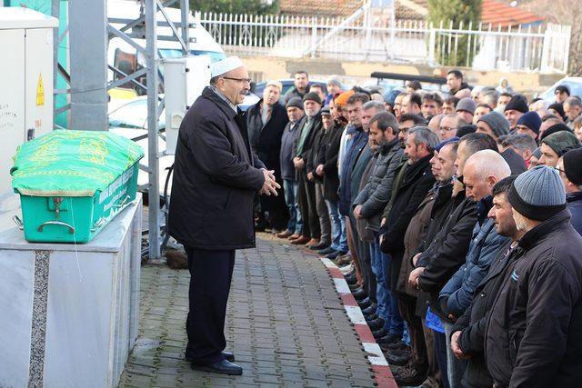 Yanmış aracında cesedi bulunan emekli öğretmen, toprağa verildi