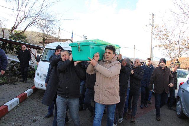 Yanmış aracında cesedi bulunan emekli öğretmen, toprağa verildi