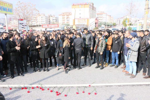 Kazada ölen üniversiteli Elif ve Şevval için yola karanfil bıraktılar