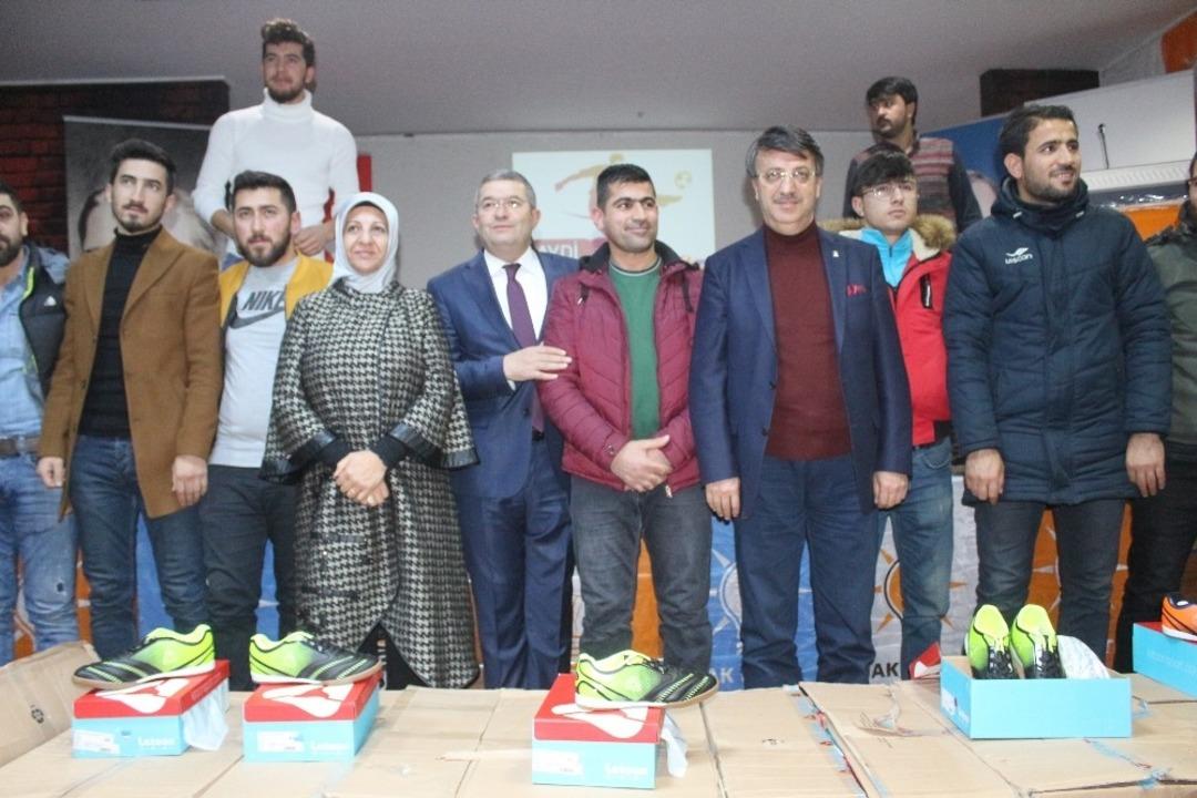 Van&rsquo;da &lsquo;AK Gen&ccedil;lik Futbol Turnuvası&rsquo; devam ediyor