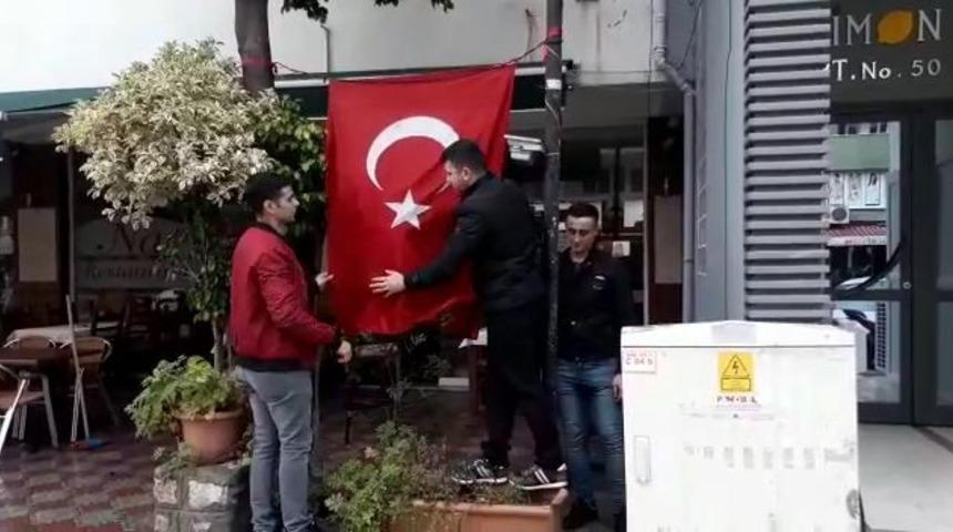 &Ccedil;arşı iznine &ccedil;ıkan askerlerin bayrak hassasiyeti duygulandırdı