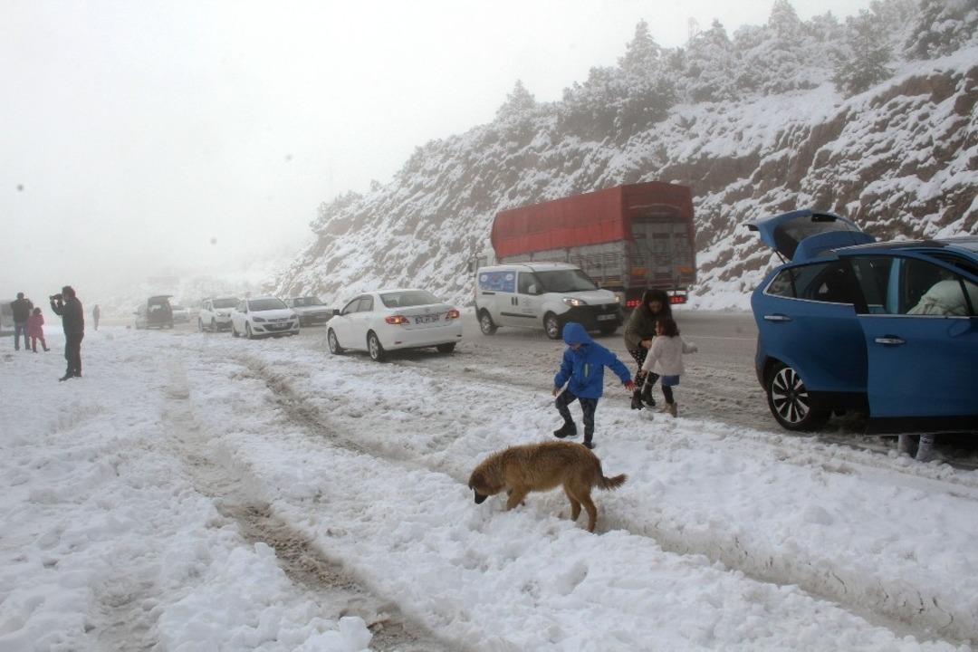 Muğla&rsquo;nın y&uuml;ksek kesimlerinde kar keyfi