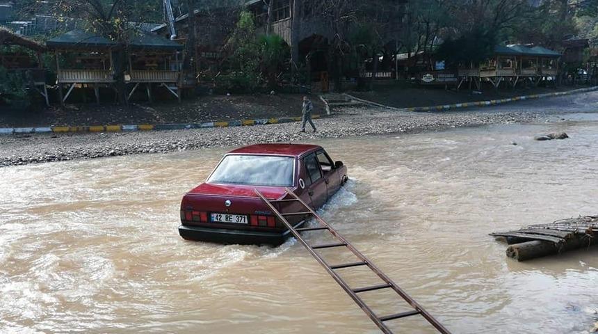 Aracıyla derenin ortasında mahsur kaldı