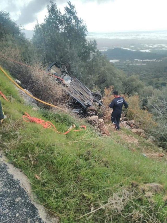 Yağmurlu yolda kayan araç şarampole yuvarlandı: 1 yaralı