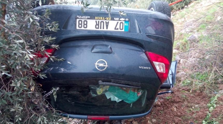 Yağmurlu yolda kayan ara&ccedil; şarampole yuvarlandı: 1 yaralı