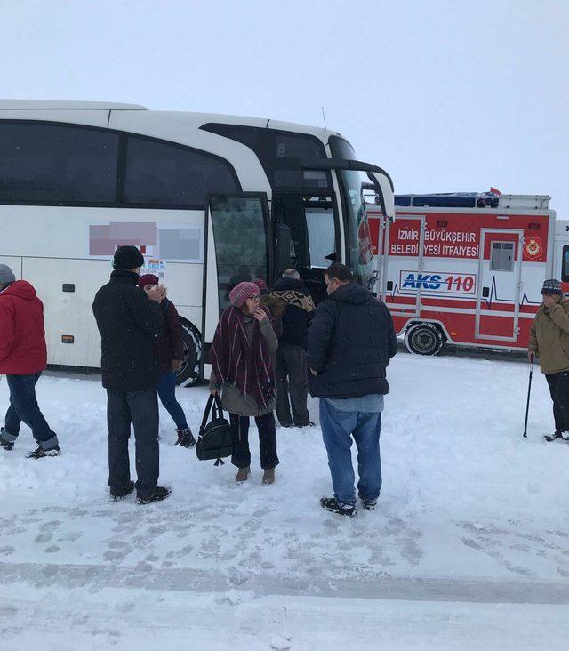 Ödemiş'te kara saplanan tur otobüsündeki 46 kişi kurtarıldı