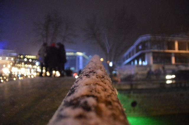 Kar yağmaya başladı, vatandaşlar cep telefonlarına sarıldı