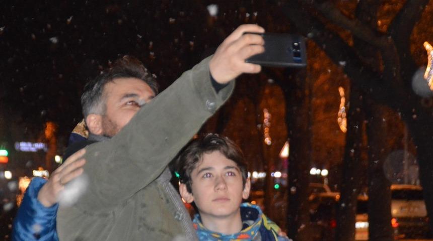 Kar yağmaya başladı, vatandaşlar cep telefonlarına sarıldı