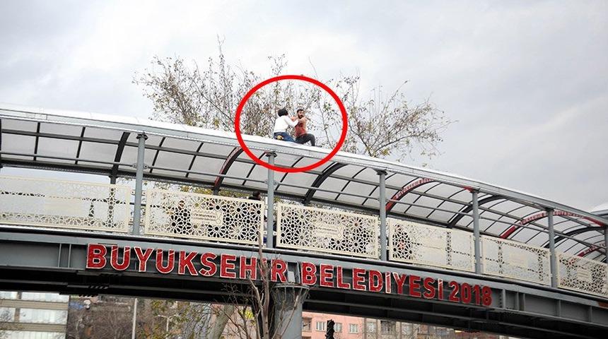 Üst geçitte bıçakla kendini yaralayan arkadaşını üzerine atlayarak durdurdu
