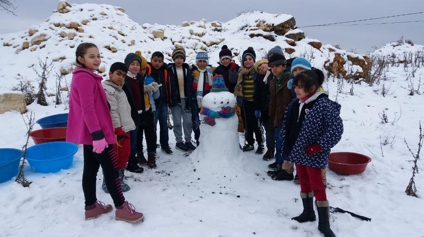 İzci &ouml;ğrenciler karda kamp yaptı