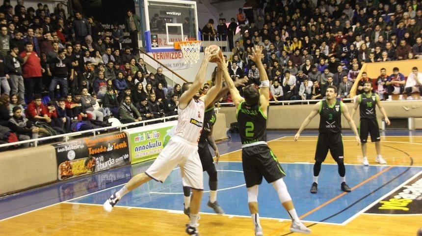 Karesispor zirveyi bırakmadı