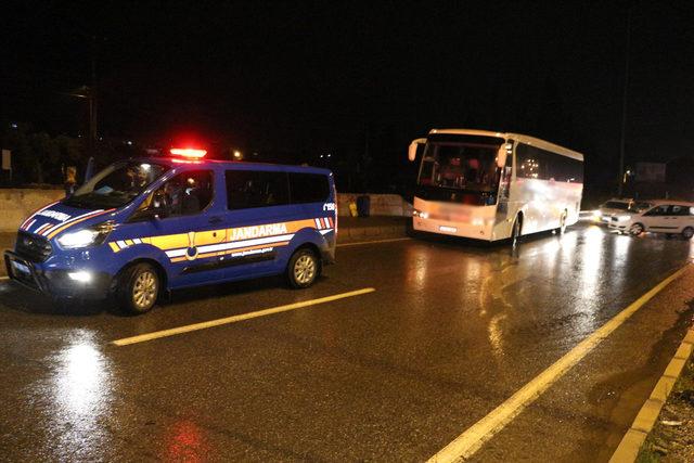 Şoför direksiyonda kalp krizi geçirdi, faciayı hostes ve yolcu önledi