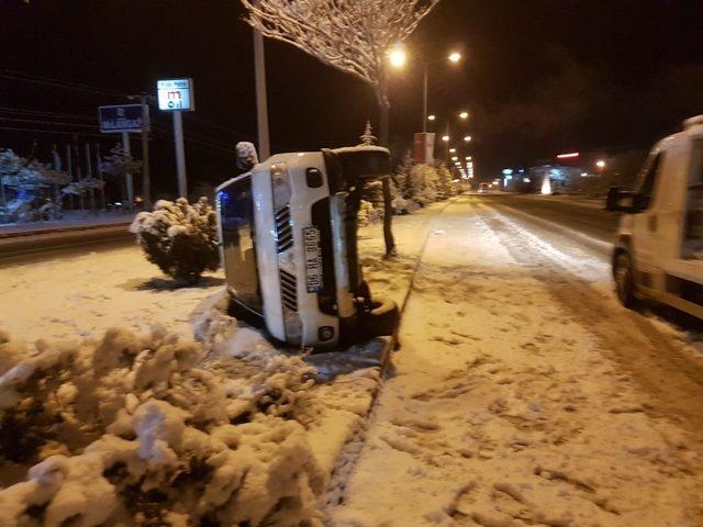 Kamyonet orta refüje devrildi : 3 yaralı