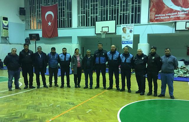 Ceyhan Nehri taştı, çadırda kalan Suriyeliler, spor salonuna taşındı