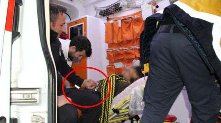 Alkoll&uuml; şahsın tebess&uuml;m ettiren isteği! Polisin elini tuttu ve...