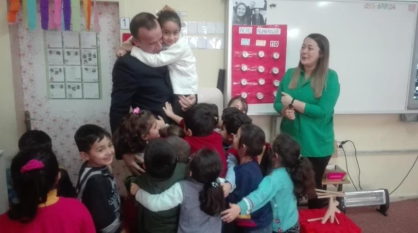 Ağrı Milli Eğitim M&uuml;d&uuml;r&uuml; Tekin&rsquo;in &ccedil;ocuk sevgisi