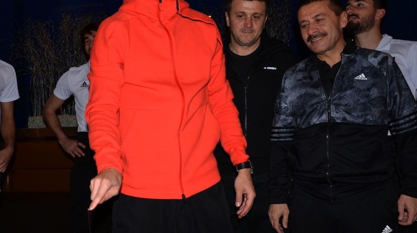 Kırmızı beyazlı top&ccedil;ulara doğum g&uuml;n&uuml; s&uuml;rprizi