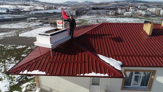 Yaptığı mermer mezarı evinin çatısında sergiliyor