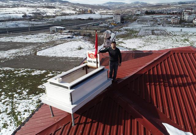 Yaptığı mermer mezarı evinin çatısında sergiliyor