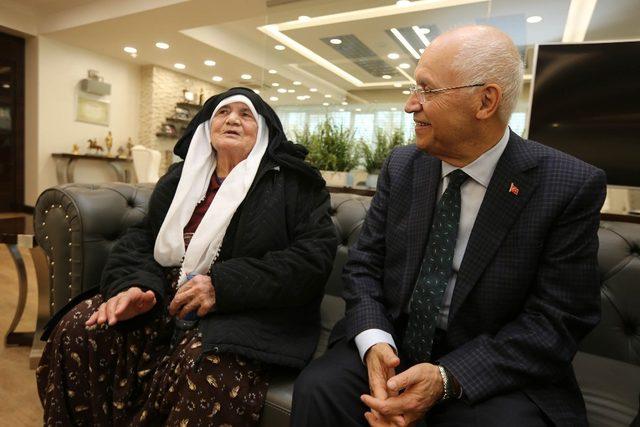 86 yaşındaki Ayşe nineden Başkan Yaşar’a jest