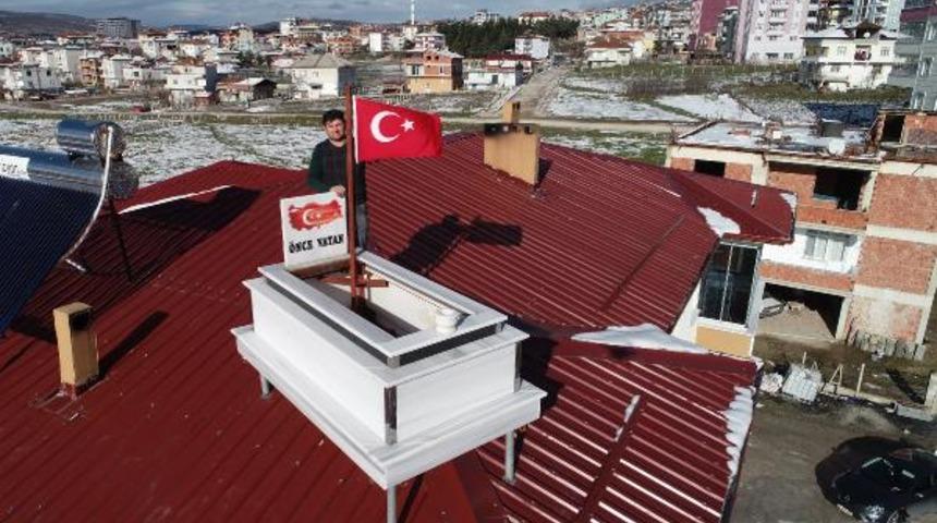 Samsun'da ilginç görüntü! Evin çatısına mezar yaptı 