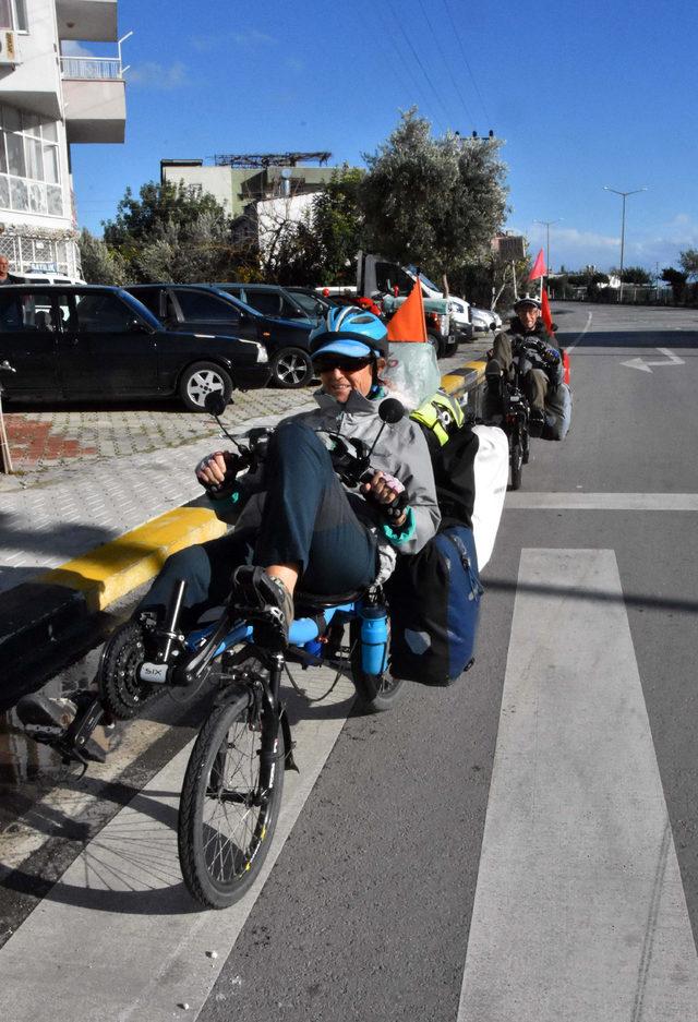 Bisikletle dünya turuna çıkan Fransız çift Demre'ye geldi