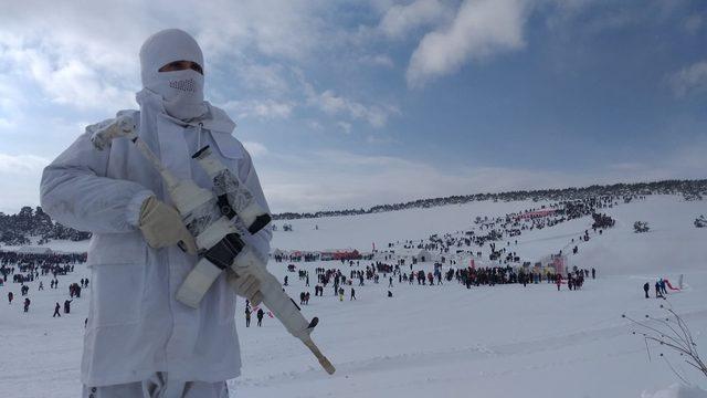 Sarıkamış şehitleri i&ccedil;in 7 den 70 e 20 bin kişi karda y&uuml;r&uuml;d&uuml; 1