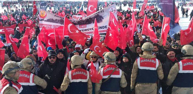 Sarıkamış şehitleri i&ccedil;in 7 den 70 e 20 bin kişi karda y&uuml;r&uuml;d&uuml; 2
