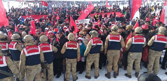 Sarıkamış şehitleri i&ccedil;in 7 den 70 e 20 bin kişi karda y&uuml;r&uuml;d&uuml; 3