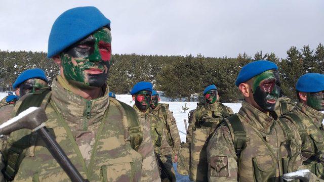 Sarıkamış şehitleri i&ccedil;in 7 den 70 e 20 bin kişi karda y&uuml;r&uuml;d&uuml; 4