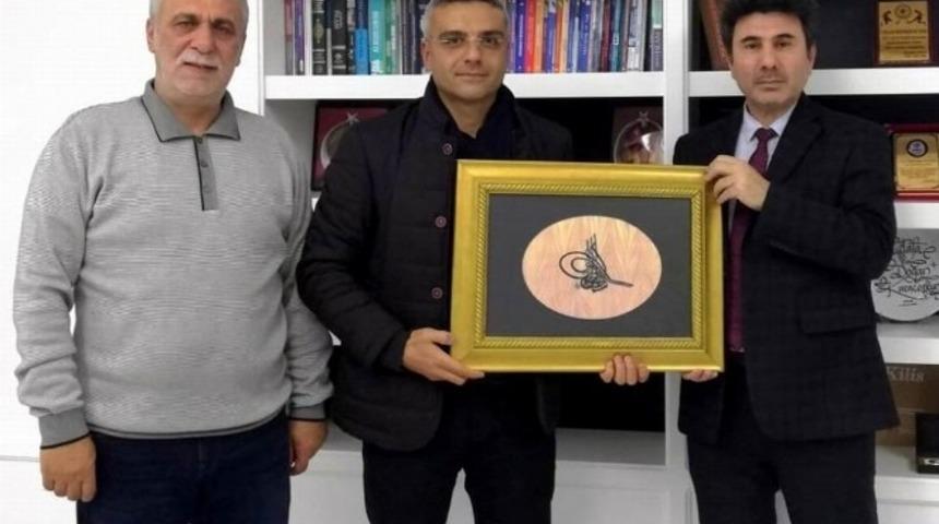 Destek merkezinde kalan çocuklar’dan Rektör Karacoşkun’a tablo