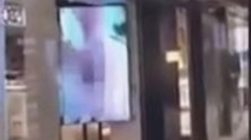 &Uuml;nl&uuml; mağazada porno yayını yapıldı! &Ccedil;alışanlar, ekranı havlu ile &ouml;rtmeye &ccedil;alıştı