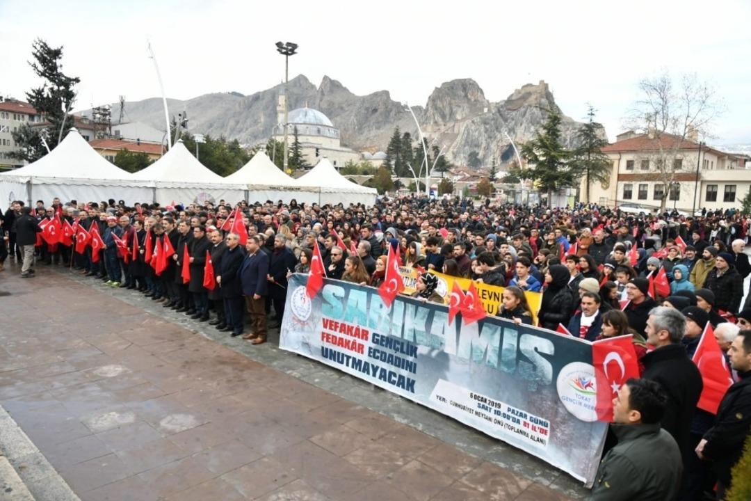 Soğuk havada Sarıkamış Şehitleri i&ccedil;in y&uuml;r&uuml;d&uuml;ler