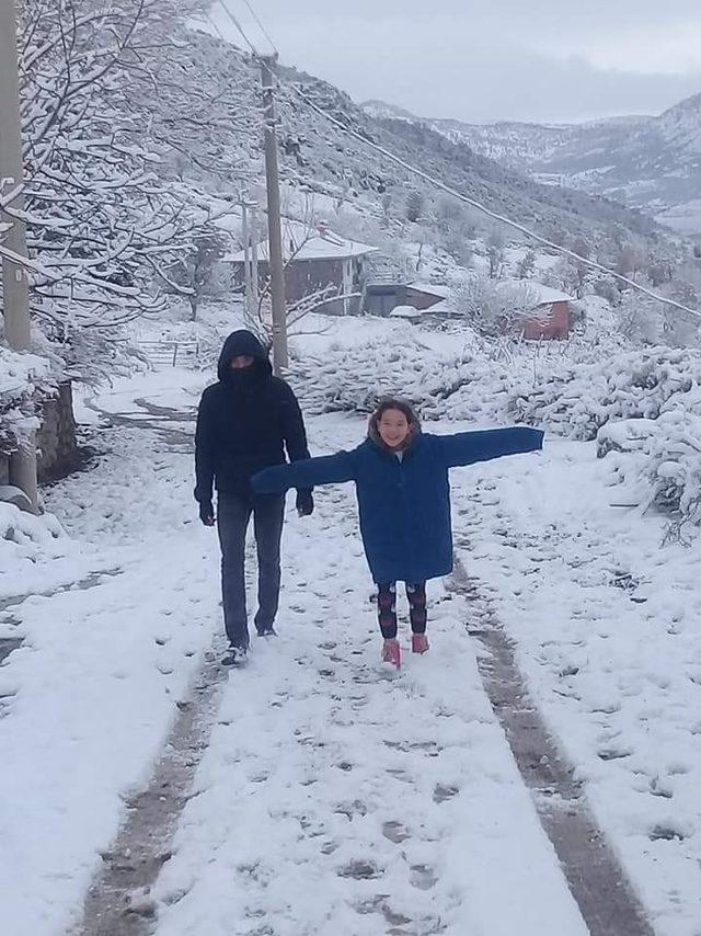 Kardan adam yapıp başında kitap okudular