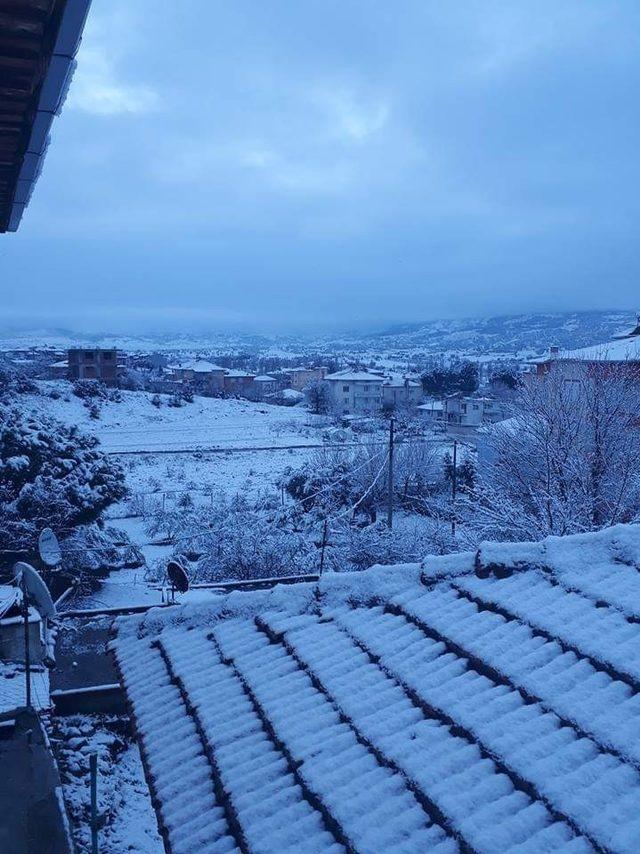 Kardan adam yapıp başında kitap okudular