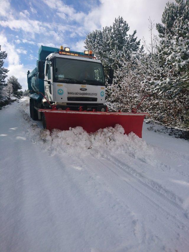 Ekipler yollar kapanmasın diye çalışıyor