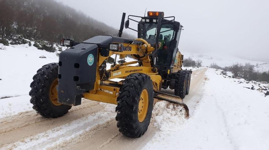 Ekipler yollar kapanmasın diye &ccedil;alışıyor