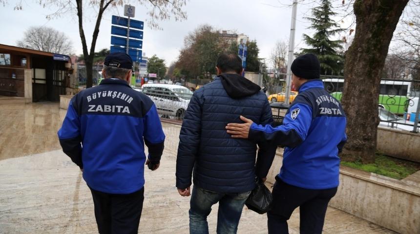 Soğuğa maruz kalan evsiz vatandaşlara yardım eli uzanıyor