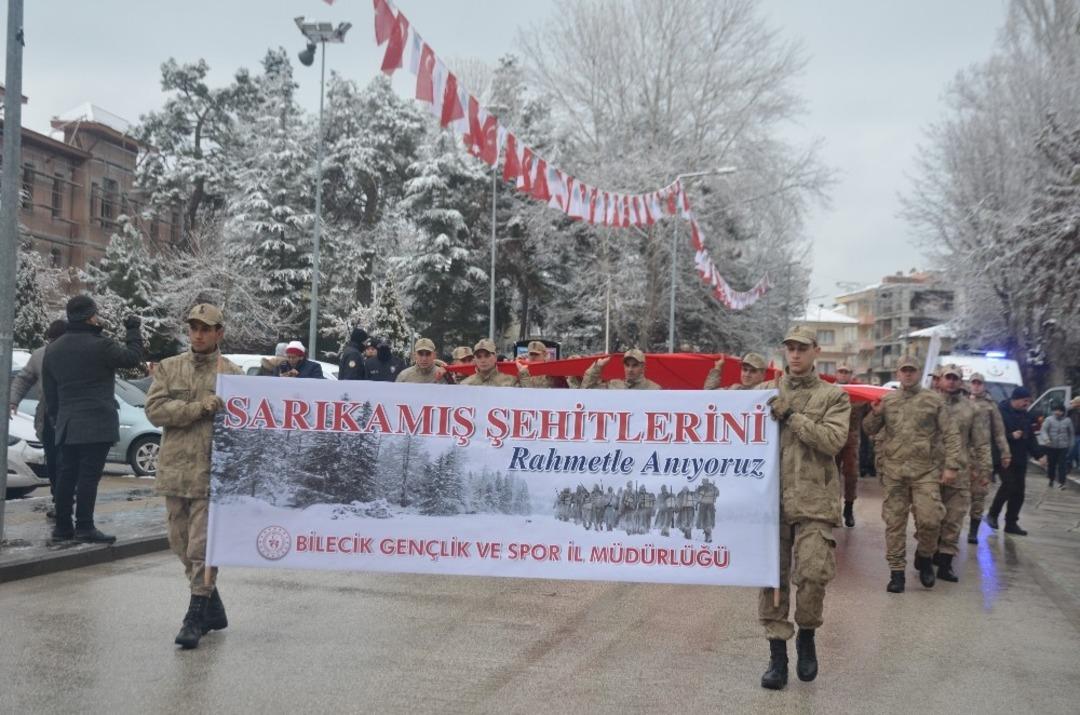 Binlerce kişi Sarıkamış şehitleri i&ccedil;in y&uuml;r&uuml;d&uuml;