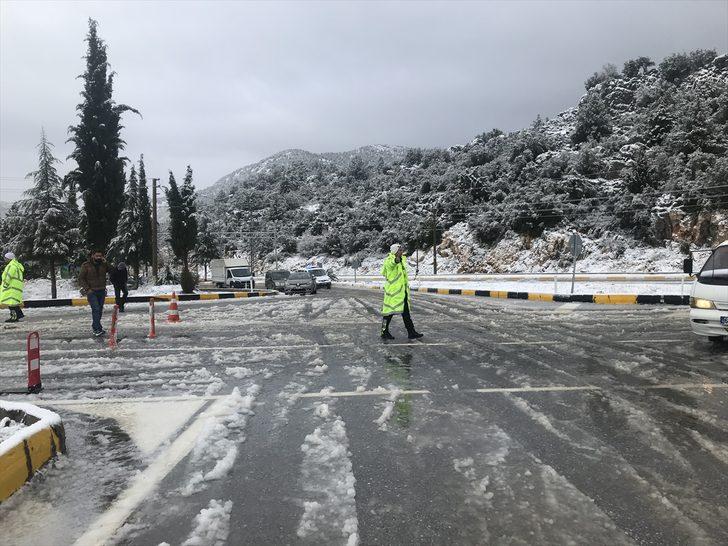 Antalya-Konya kara yolunda kar ulaşımı aksatıyor G1