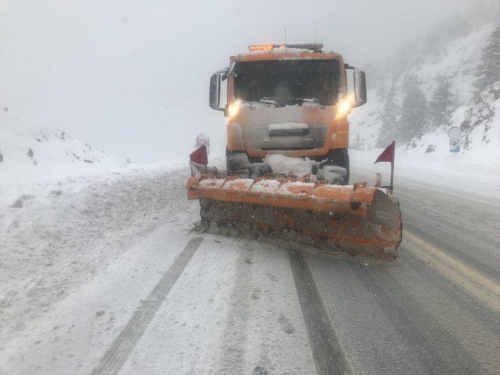 Antalya-Konya kara yolunda kar ulaşımı aksatıyor G2
