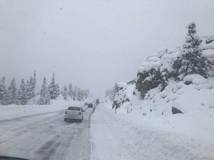 Antalya-Konya kara yolunda kar ulaşımı aksatıyor G3