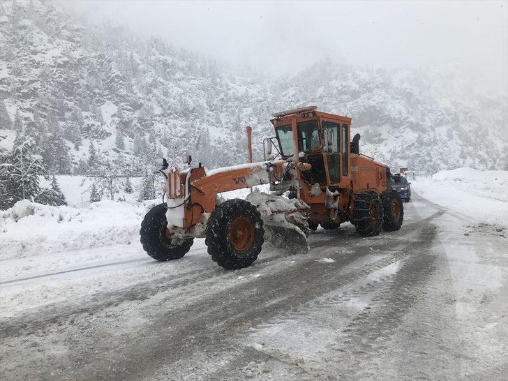 Antalya-Konya kara yolunda kar ulaşımı aksatıyor G4