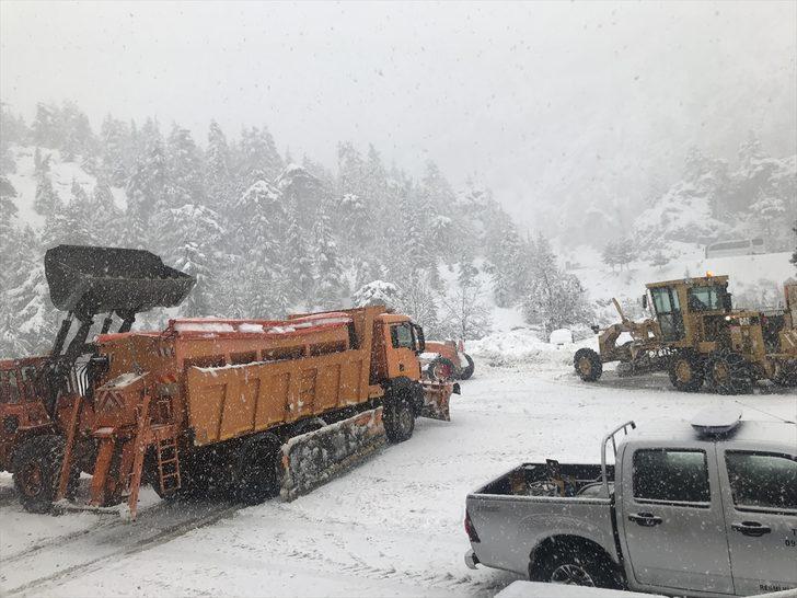 Antalya-Konya kara yolunda kar ulaşımı aksatıyor G5