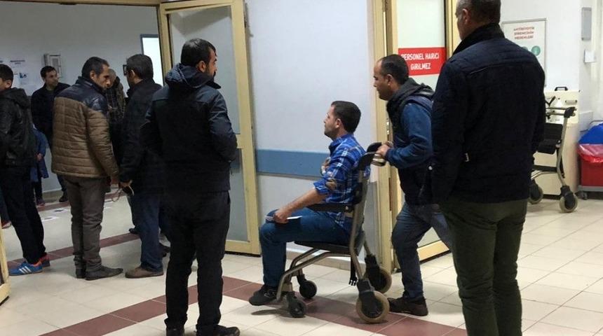 İki otomobil &ccedil;arpıştı: 3 Yaralı