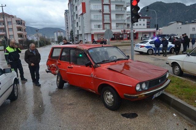 Otomobiller çarpıştı, 6 yaşındaki çocuk yaralandı