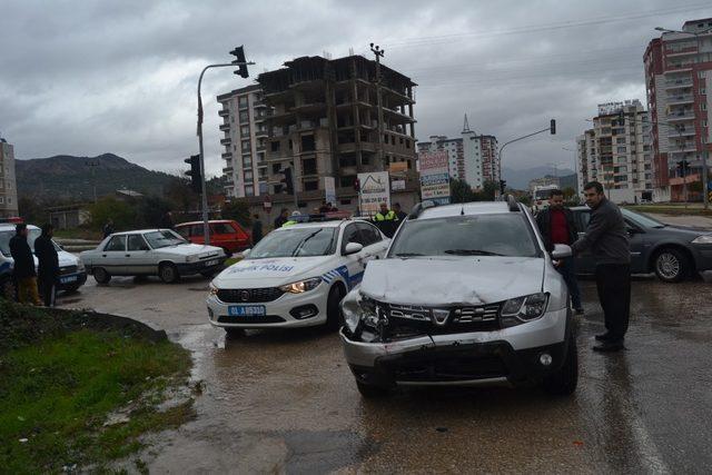 Otomobiller çarpıştı, 6 yaşındaki çocuk yaralandı